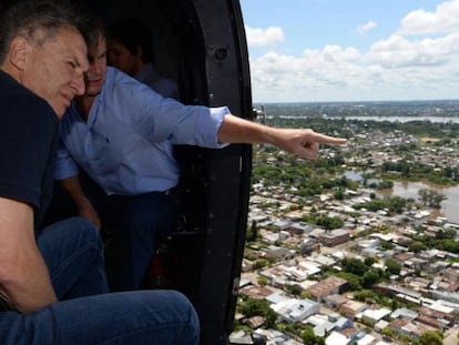 O presidente argentino, Mauricio Macri, observa os bairros alagados na cidade de Concórdia.