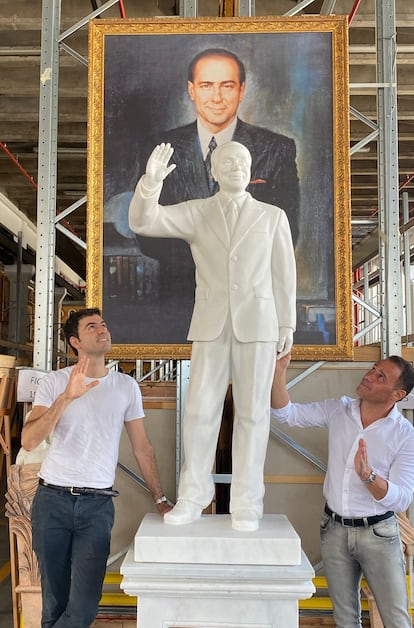 Una estatua de Berlusconi, una de las obras de arte de la colección del ex primer ministro italiano.