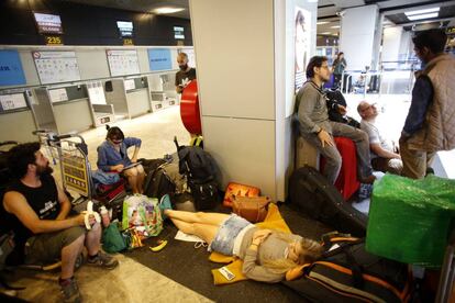 Un grupo de viajeros espera, ayer en Barajas, la oportunidad de regresar a México después de sus vacaciones.