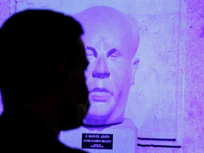 Silueta del presidente del Gobierno, Pedro Sánchez, durante el homenaje en el Congreso a Manuel Azaña en los 80 años de su muerte.