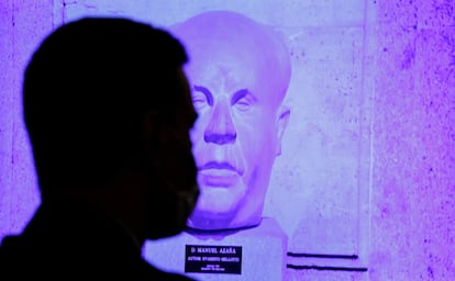 Silueta del presidente del Gobierno, Pedro Sánchez, durante el homenaje en el Congreso a Manuel Azaña en los 80 años de su muerte.