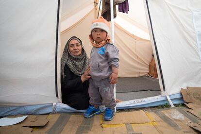 Personas de todas las edades conviven en los campamentos de refugiados/as de Atenas, a la espera de que la Unión Europea cumpla sus promesas de acoger refugiados entre sus diferentes países. Sin embargo, la prioridad para Europa ahora mismo parece ser la detención y devolución de estas personas a Turquía.