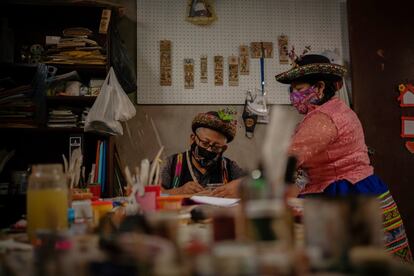 El padre de Milagros, Julián Ramos, de 57 años, es uno de los tantos artesanos sarhuinos que tuvo que migrar a Lima durante el conflicto. En su taller familiar en la capital, él les enseñó a sus tres hijas y a su esposa, Maria Luisa Romaní, este arte milenario.