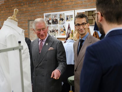 El príncipe Carlos y Federico Marchetti, repasando la colección.