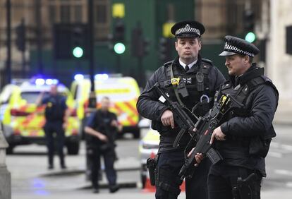 Agentes de policía británicos permanecen en guardia tras el ataque ante el Parlamento en Londres.