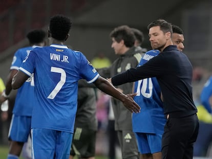 El entrenador del Madrid, Xabi Alonso, saluda a Vinicius Junior durante el partido de la Champions contra el Olympiacos.