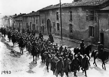 Prisioneros de guerra franceses en Verdún. Los primeros días de la ofensiva, las tropas germanas lograron avanzar varios kilómetros.