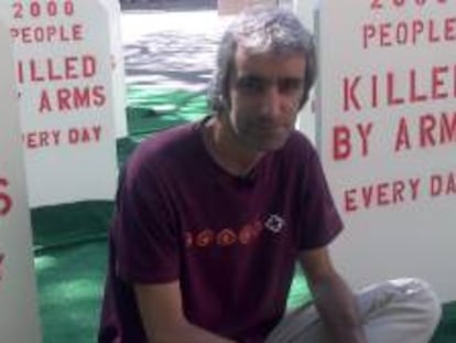 El director de la ONG española Fundació per la Pau (Fundación por la paz), Jordi Armadans, posa junto a la escenificación -frente a la sede de la ONU en Nueva York- de un cementerio, organizada por la Coalición Armas Bajo Control, que reúne a asociaciones de 125 países.