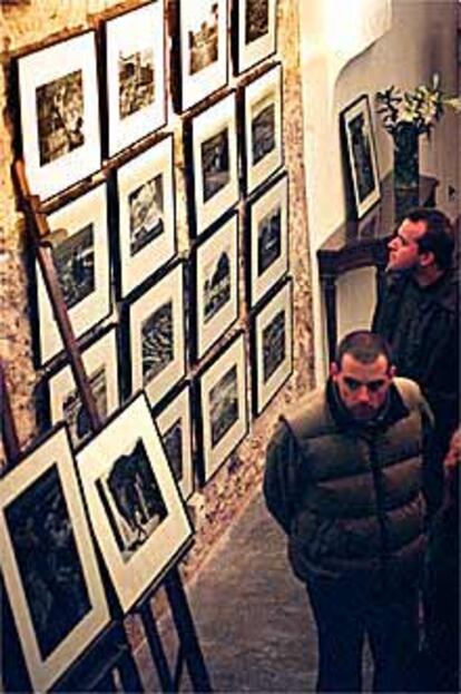 Giuseppe Leone exhibe sus fotos en una galería que parece una casa siciliana.