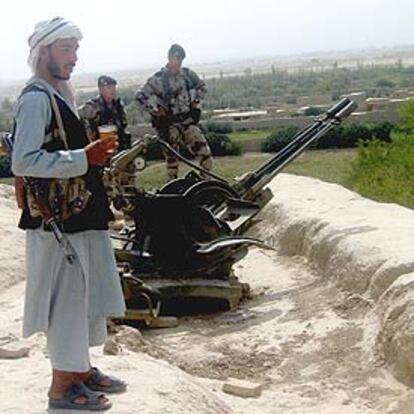 Un miliciano toma un té junto a militares españoles en una colina de la zona de Mazar-i-Sharif.