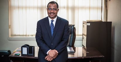 El Dr. Faisal Shuaib, coordinador de la emergencia &eacute;bola en Nigeria, en su despacho del Ministerio Federal de Salud, en Abuja, Nigeria.