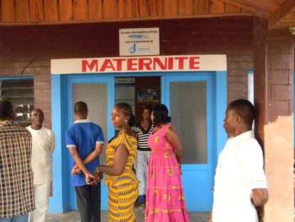 Pacientes acuden a un centro sanitario específico para mujeres y niños en Costa de Marfil.