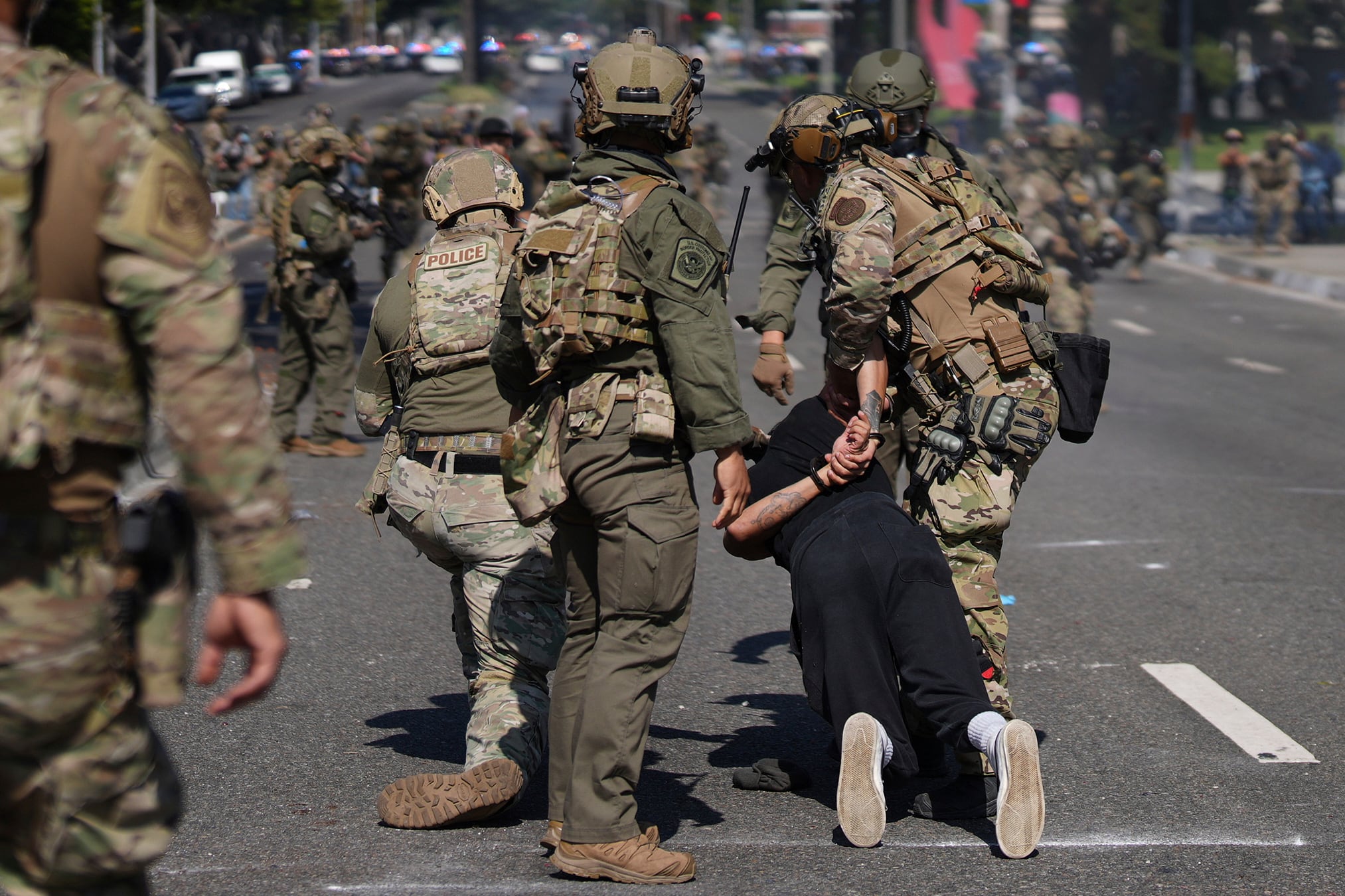 “Estamos sobreviviendo”: las redadas asestan un golpe fuerte y persistente a los negocios hispanos en Los Ángeles