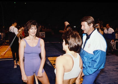 Nadia Comaneci habla con una atleta y su entrenador Bela Karolyi en Santa Mónica (Los Ángeles), el 1 de enero de 1991.
