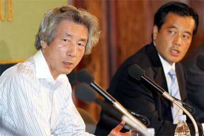 El primer ministro japonés, Junichiro Koizumi (izquierda), y el opositor Katsuya Okada, durante un debate electoral.