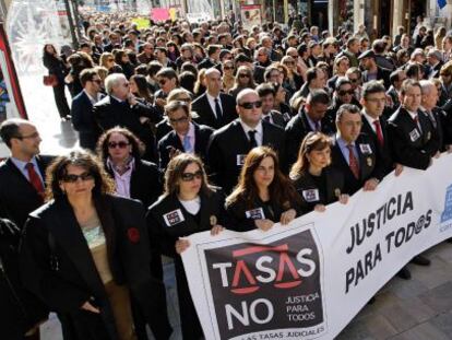 Abogados vestidos con sus togas se manifiestan en Málaga contra la Ley de Tasas.