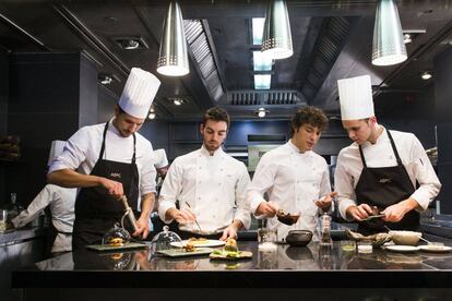 Jordi Cruz (2d) en el restaurante ABaC de Barcelona.