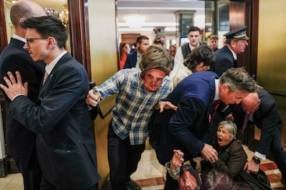 Activistas climáticos irrumpieron a gritos contra el “ecopostureo” y por la “justicia climática” en la ceremonia de los XXXIII Premios de la Energía, que entregaba el Club Español de la Energía en el Hotel Intercontinental de Madrid, de donde fueron expulsados por agentes de seguridad del edificio. Los activistas, que portaban caretas con retratos de los directivos de las empresas energéticas, arrojaron billetes falsos de dinero a los asistentes.