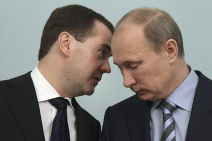 El presidente Medvédev (izquierda) conversa con Vladímir Putin ayer en Moscú.