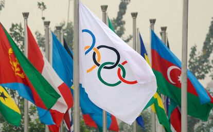 La bandera olímpica entre las de algunos países en los Juegos de Pekín.