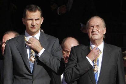 El Rey y el príncipe Felipe, ayer tras la apertura solemne de la X Legislatura en el Congreso de los Diputados.