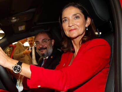 La ministra de Industria, Comercio y Turismo, Reyes Maroto, durante su visita a la planta de Stellantis Figueruelas (Zaragoza).