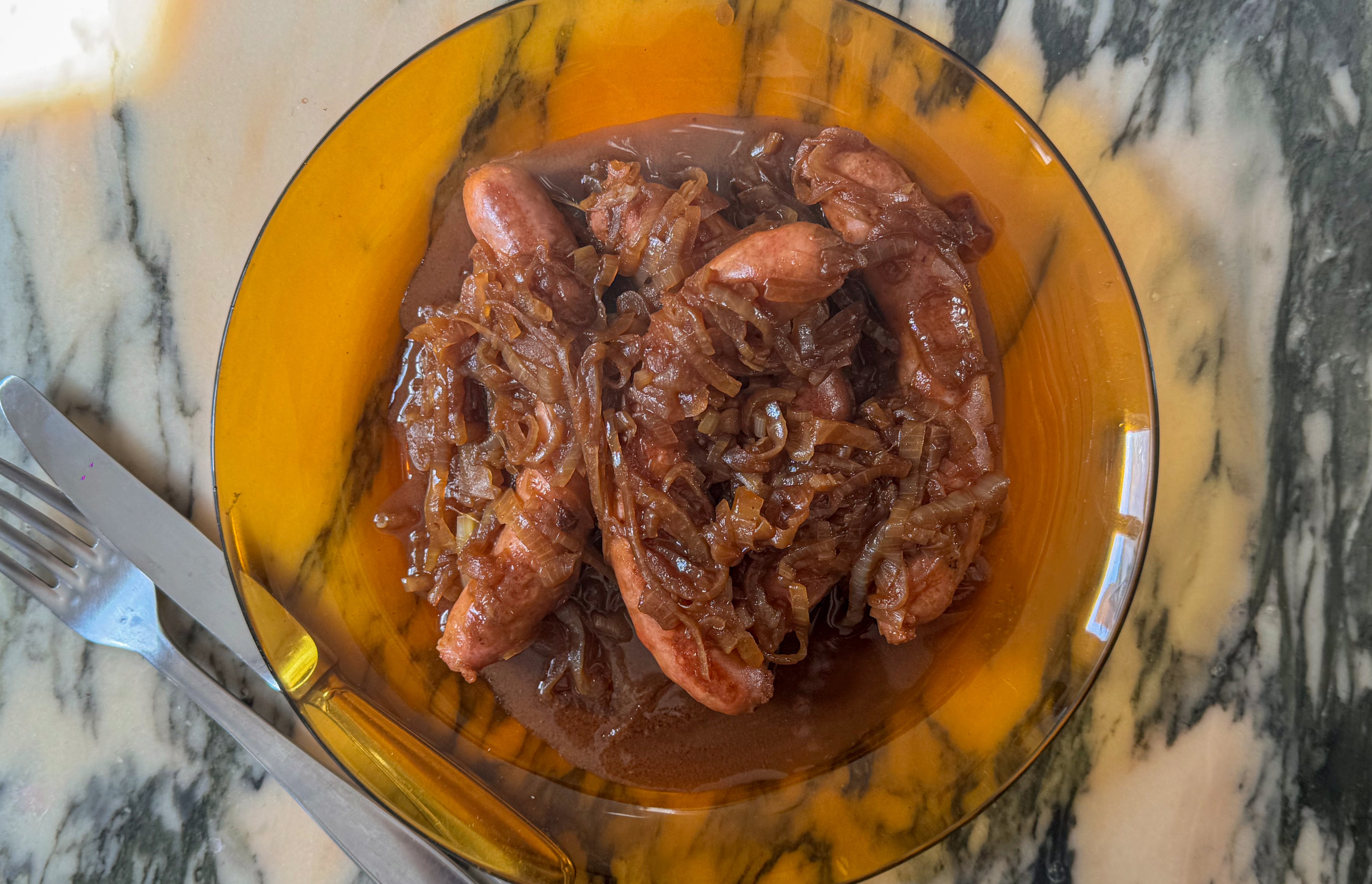 Salchichas al vino, una receta perfecta para servir al plato o en bocadillo
