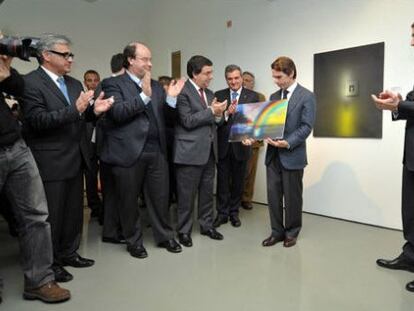 Jos&eacute; Mar&iacute;a Aznar, en la inauguraci&oacute;n de una exposici&oacute;n en el Centro de Arte Moderno Gerardo Rueda de Oporto, en mayo de 2011.