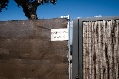 
El depósito de agua en el interior de la urbanización. 
