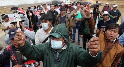 Personal sanitario y estudiantes bloquean una carretera