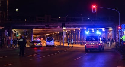 Policía y servicios de emergencia frente a la estación principal de ferrocarril de Dusseldorf (Alemania).