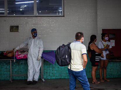 Un paciente espera atención médica en el Hospital 28 de Agosto, en Manaos (Brasil).