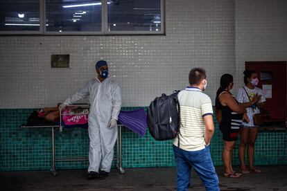 Un paciente espera atención médica en el Hospital 28 de Agosto, en Manaos (Brasil).