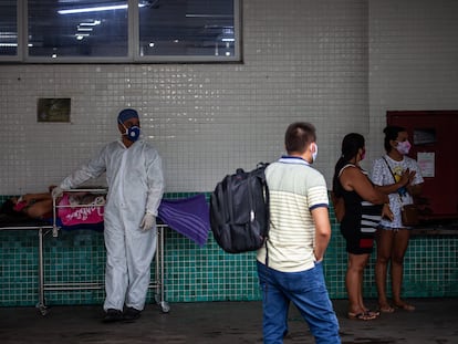 Un paciente espera atención médica en el Hospital 28 de Agosto, en Manaos (Brasil).