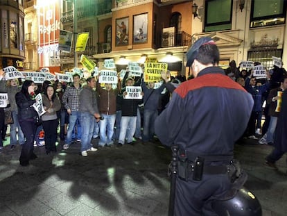 Decenas de personas se manifestaron ayer en Badalona contra el cierre de locales en Can Ribó.