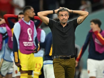 Luis Enrique, con los brazos en la cabeza, durante el partido entre España y Marruecos en los octavos de final del Mundial de Qatar.