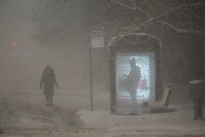 Una mujer camina hacia una parada de autobús en la avenida Dr. Martin Luther King Drive de Chicago (EE UU) durante una tormenta invernal.