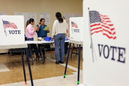 Funcionarios electorales prestan juramento, en Brownsville, Texas, el 5 de marzo.