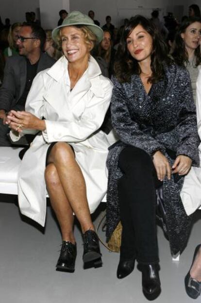 Lauren Hutton (a la izquierda) asistiendo a un desfile de Calvin Klein.