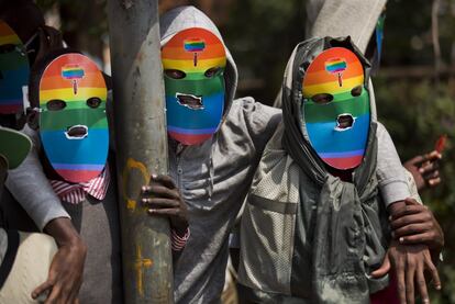 Un grupo de gays y lesbianas keniatas protestan con máscaras para preservar su anonimato, contra la postura cada vez más dura contra la homosexualidad en Uganda y en solidaridad con sus homólogos de allí. La homosexualidad ha sido tipificada como delito en Uganda, donde los legisladores han aprobado recientemente una nueva ley, que parece tener un amplio apoyo entre los ugandeses, que prescribe la cadena perpetua para los actos homosexuales "agravados".