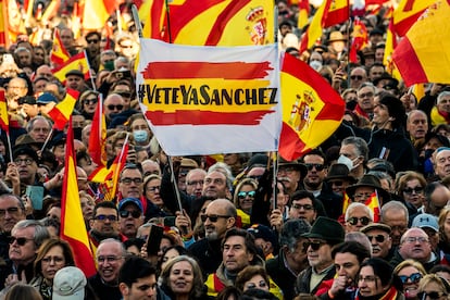 Los manifestantes también gritaron calificativos como “traidor” y “mentiroso” dirigidos al presidente del Gobierno y lemas como “España unida jamás será vencida”.