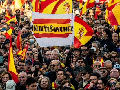 Manifestación contra el Ejecutivo de Pedro Sánchez en la plaza de Cibeles en Madrid.
