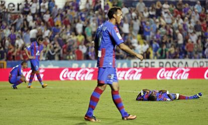 Los jugadores del Levante, tras encajar el tercer gol del encuentro 