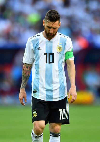 Lionel Messi abandona el campo de juego.