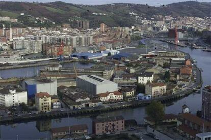 Vista de la península de Zorrozaurre con el barrio de Olabeaga, donde desaguarían los dos túneles proyectados, en primer término.
