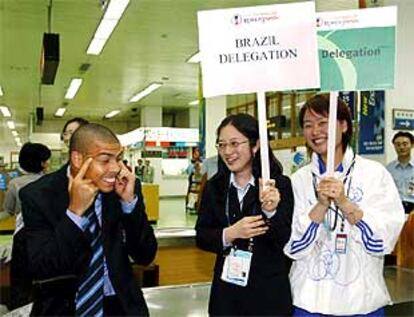 Ronaldo se <b></b><i>achina</i> los ojos ante un par de azafatas de la delegación brasileña.