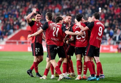 Los jugadores del Mirandés celebran un gol, en una imagen de LaLiga.