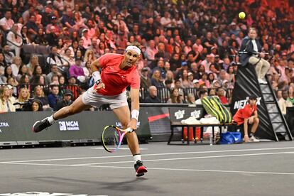 Nadal, tras golpear la pelota frente a Alcaraz.