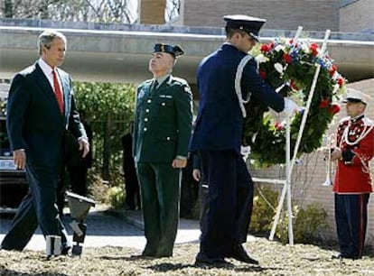 Decenas de personas han acudido hoy a la embajada espa?ola en Washington para mostrar su dolor por los atentados de ayer. El presidente de Estados Unidos, George W. Bush, se ha trasladado a la residencia del embajador, Javier Ruperez, para participar en un acto de homenaje a las vctimas. Despus, el mandatario ha se?alado: "Los atentados en Espa?a son un macabro recordatorio de que hay gente el mundo que sea matar a inocentes".