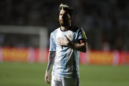 El jugador de la selección argentina, Lionel Messi, durante el partido disputado contra la selección de Colombia en el estadio de San Juan, en Argentina.
